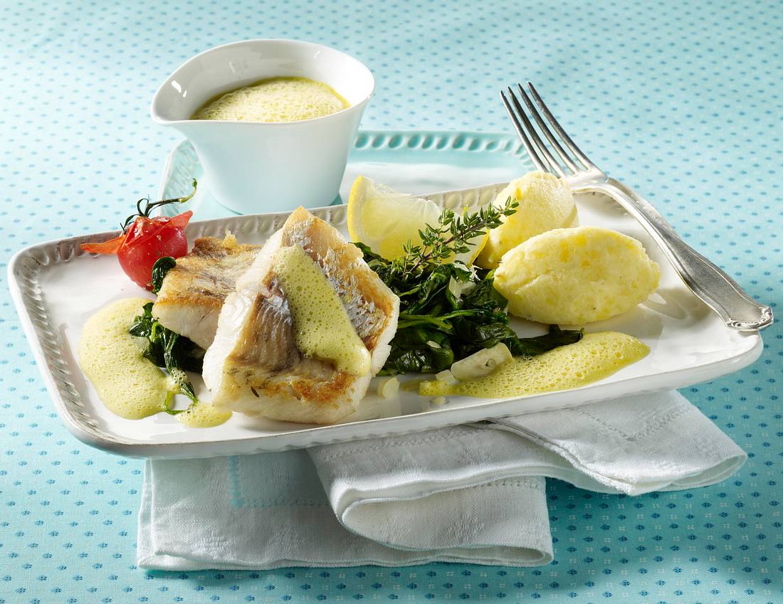 Zanderfilet auf Spinatbett mit Meerrettich-Kartoffelpüree Rezept | LECKER