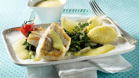 Zanderfilet auf Spinatbett mit Meerrettich-Kartoffelpüree Rezept - Foto: House of Food / Bauer Food Experts KG