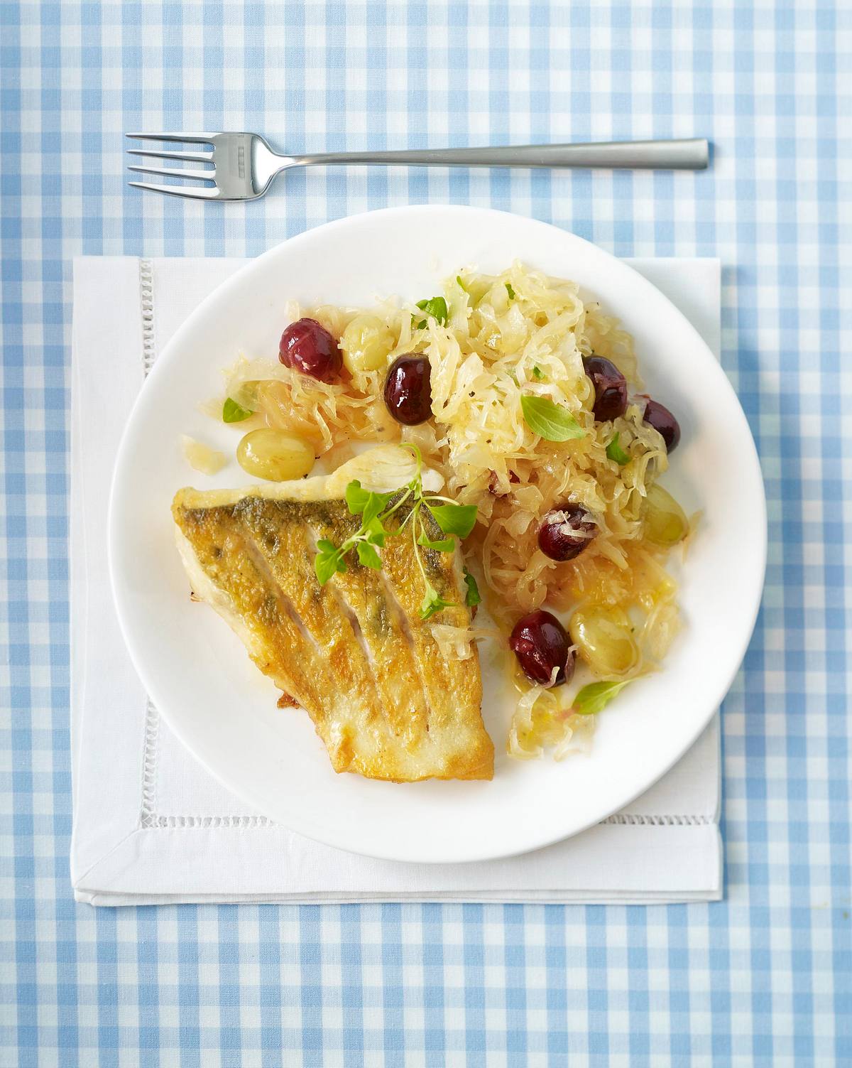 Zanderfilet auf Weintrauben-Sauerkraut (Trennkost, Eiweiß-Gericht) Rezept