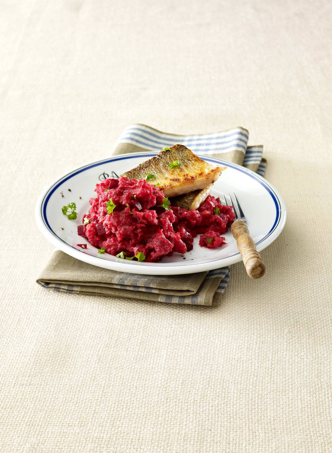 Zanderfilet mit Rote Bete Püree Rezept Zanderfilet mit Rote Bete Püree Rezept