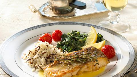 Zanderfilet mit Weißwein-Buttersoße zu Spinat und Reis Rezept - Foto: House of Food / Bauer Food Experts KG