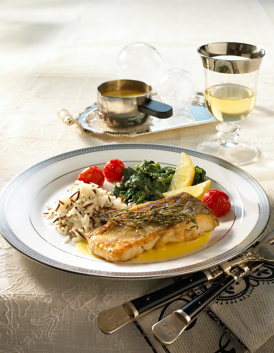 Zanderfilet mit Weißwein-Buttersoße zu Spinat und Reis Rezept Zanderfilet mit Weißwein-Buttersoße zu Spinat und Reis Rezept