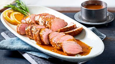 Zart gegartes Schweinefilet Rezept - Foto: LECKER @ Bauer Media Group
