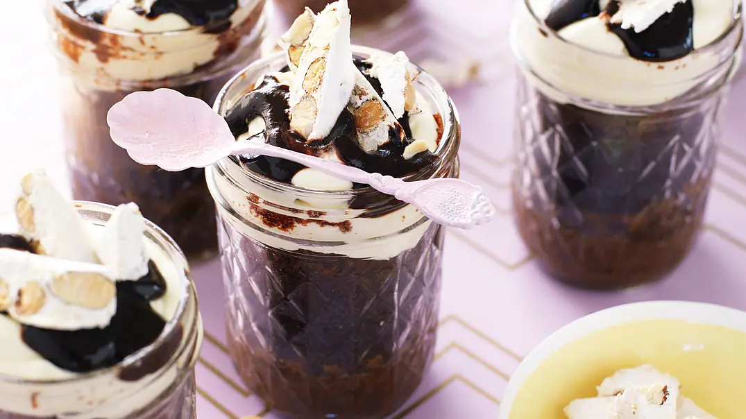 Zartbitter-Pudding mit weissem Nugat Rezept - Foto: LECKER @ Bauer Media Group Zartbitter-Pudding mit weissem Nugat Rezept - Foto: LECKER @ Bauer Media Group