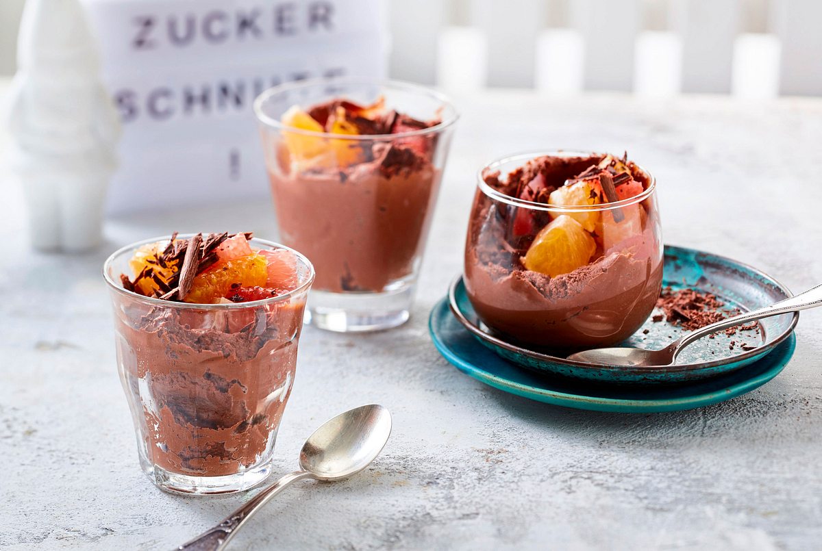 Zartbittere Mousse mit Ziegenfrischkäse und Zitrussalat Rezept