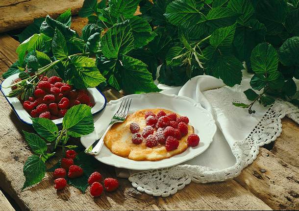 Zarte Eierpfannkuchen mit Himbeeren Rezept Zarte Eierpfannkuchen mit Himbeeren Rezept