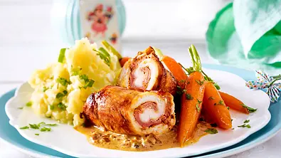 Zarte Hähnchenrouladen mit Ostermöhrchen Rezept - Foto: LECKER @ Bauer Media Group