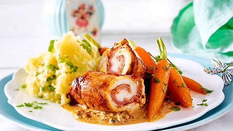 Zarte Hähnchenrouladen mit Ostermöhrchen Rezept - Foto: House of Food / Bauer Food Experts KG