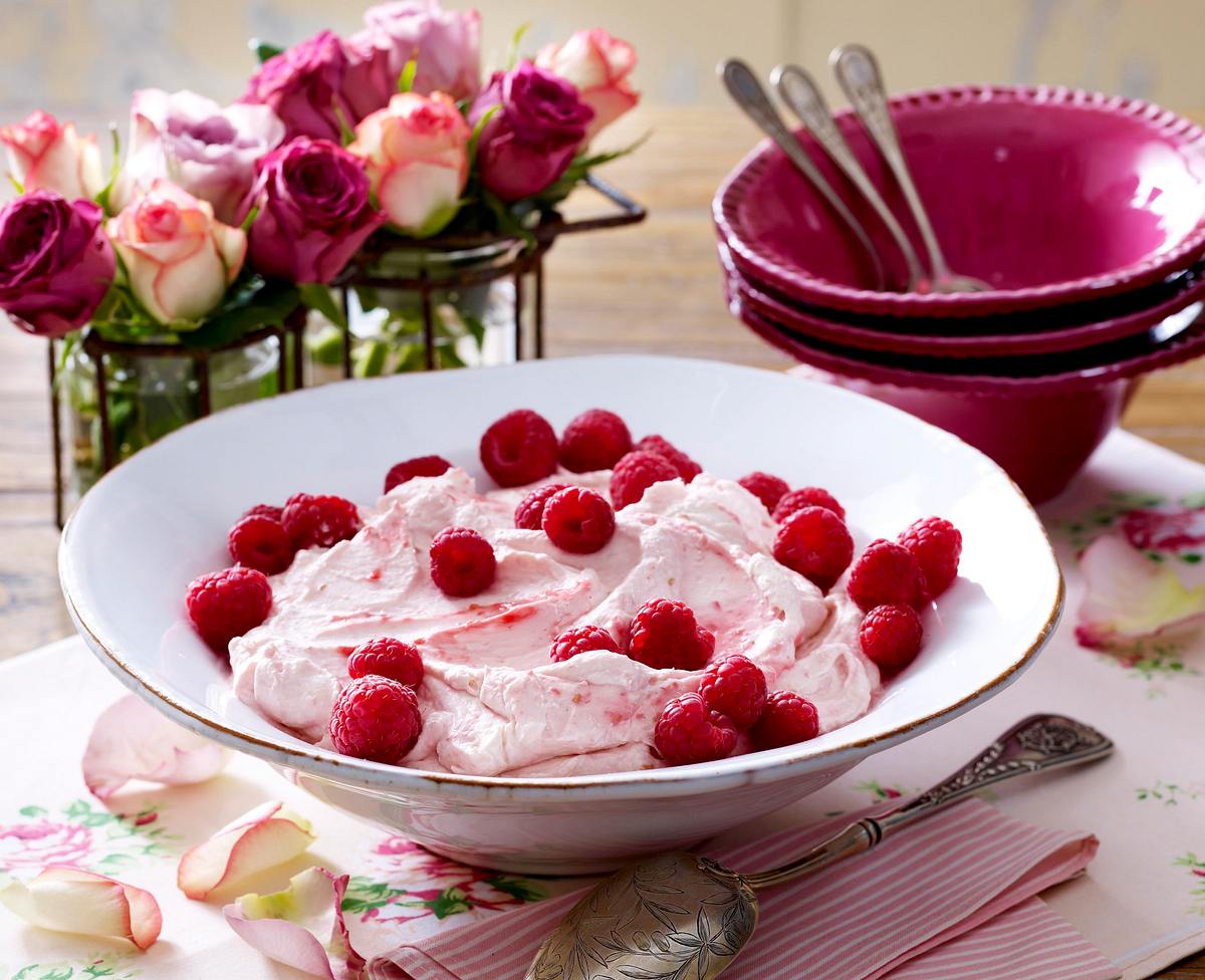 Zarte Himbeer-Rosenmousse Rezept