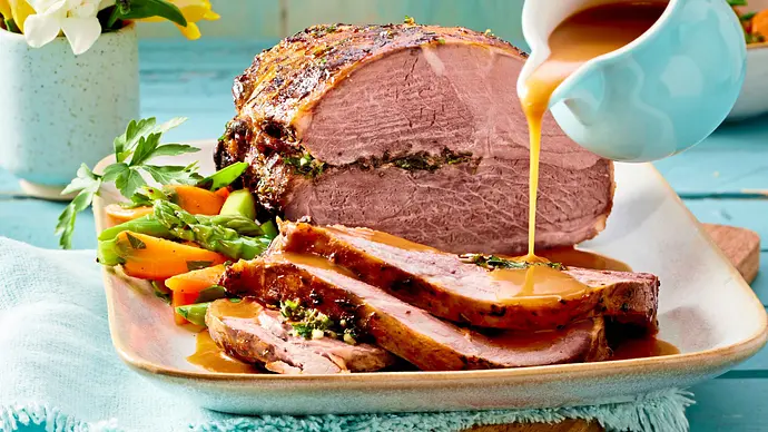 Zarte Lammkeule bei Niedrigtemperatur - Foto: LECKER @ Bauer Media Group