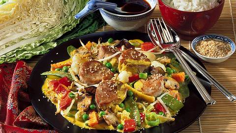 Zarte Medaillons auf Asia-Gemüse Rezept - Foto: House of Food / Bauer Food Experts KG