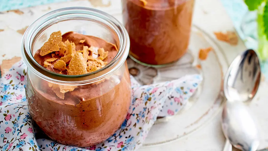 Zarte Mousse mit feinem Knuspergebäck Rezept - Foto: LECKER @ Bauer Media Group Zarte Mousse mit feinem Knuspergebäck Rezept - Foto: LECKER @ Bauer Media Group
