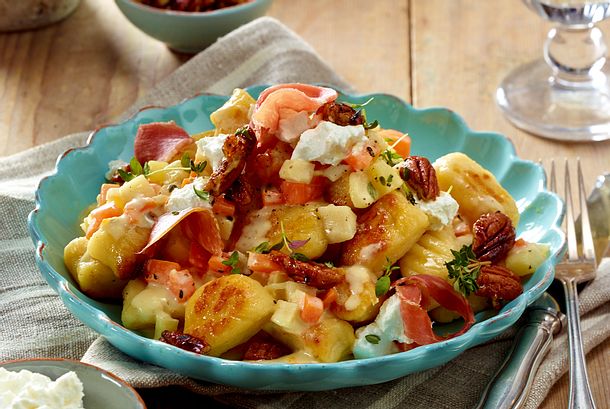 Zarte Ricotta-Gnocchi mit Wurzelgemüserahm und Nüssen Rezept Zarte Ricotta-Gnocchi mit Wurzelgemüserahm und Nüssen Rezept