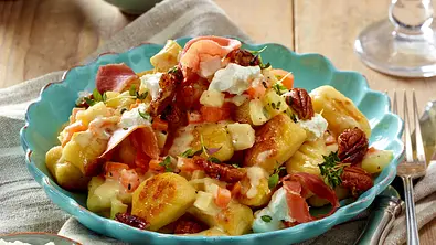 Zarte Ricotta-Gnocchi mit Wurzelgemüserahm und Nüssen Rezept - Foto: LECKER @ Bauer Media Group