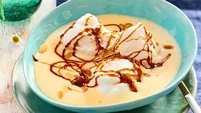 Zarte Schnee-Nockerln auf Vanillesoße mit Mandelblättchen und Karamellsoße. - Foto: LECKER @ Bauer Media Group