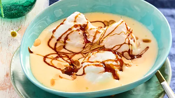 Zarte Schnee-Nockerln auf Vanillesoße mit Mandelblättchen und Karamellsoße. - Foto: LECKER @ Bauer Media Group