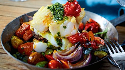 Zarter Gabeldorsch auf Easy-Peasy-Ofengemüse Rezept - Foto: House of Food / Bauer Food Experts KG