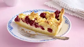 Zarter Kirsch-Käsekuchen mit Macadamia-Streuseln Rezept - Foto: LECKER @ Bauer Media Group