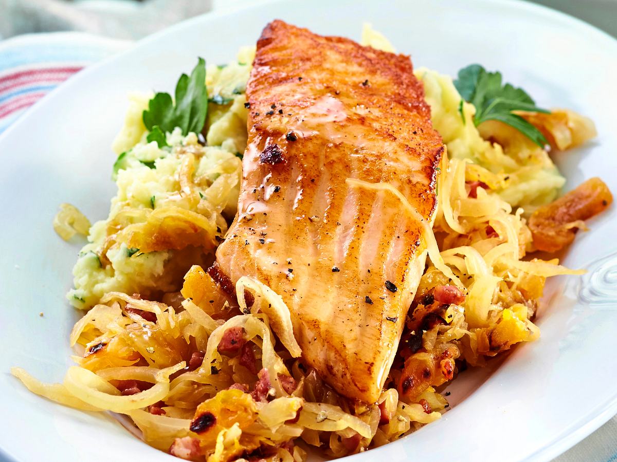 Zarter Lachs auf fruchtigem Sauerkraut Rezept