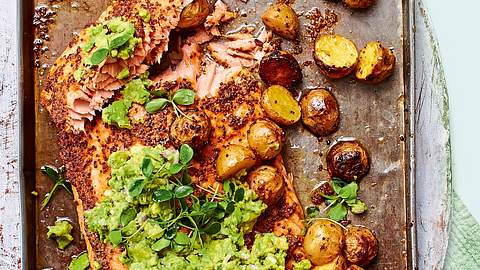 Zartes Lachsfilet mit Avocadomus Rezept - Foto: House of Food / Bauer Food Experts KG