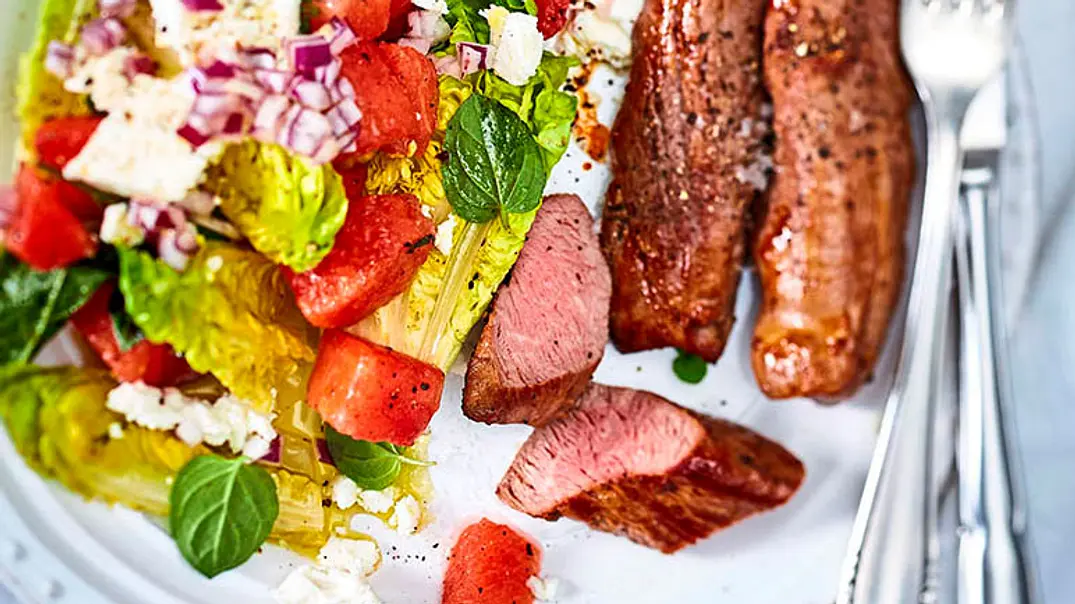 Zartes Lammfilet zu Melonen-Feta-Salat Rezept - Foto: LECKER @ Bauer Media Group Zartes Lammfilet zu Melonen-Feta-Salat Rezept - Foto: LECKER @ Bauer Media Group