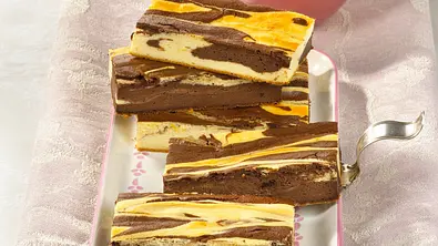 Zebra-Käseblechkuchen Rezept - Foto: LECKER @ Bauer Media Group