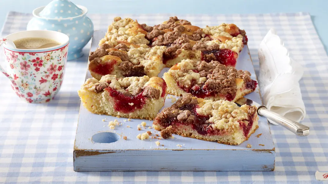 Zebra-Streuselkuchen mit Kirschkonfitüre Rezept - Foto: LECKER @ Bauer Media Group Zebra-Streuselkuchen mit Kirschkonfitüre Rezept - Foto: LECKER @ Bauer Media Group