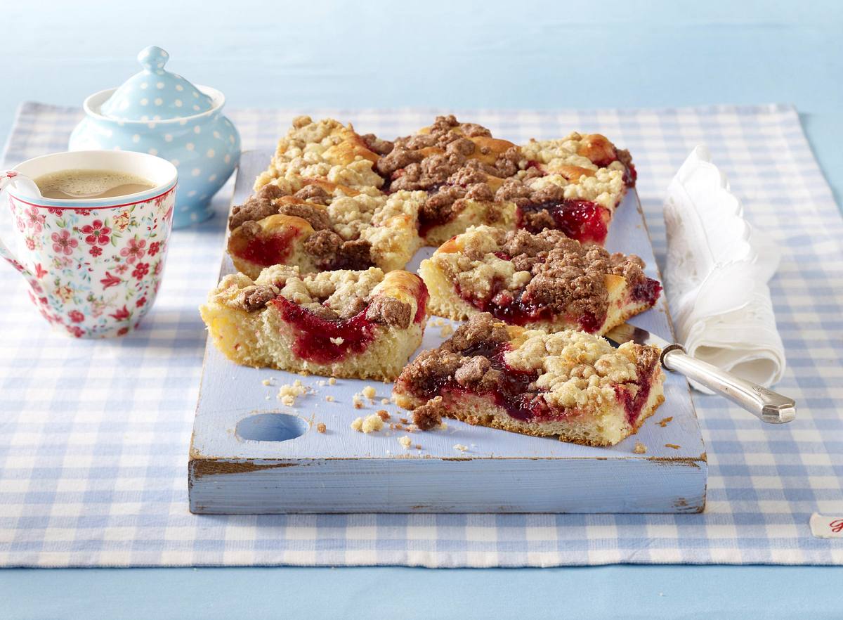 Zebra-Streuselkuchen mit Kirschkonfitüre Rezept