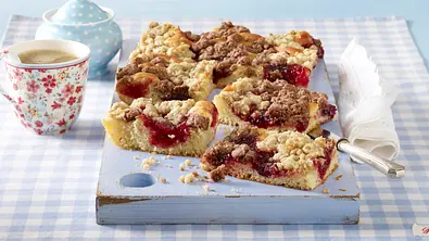 Zebra-Streuselkuchen mit Kirschkonfitüre Rezept - Foto: LECKER @ Bauer Media Group