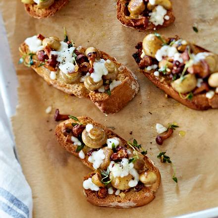 Ziegenkäse-Crostini mit gemischten Pilzen Rezept Ziegenkäse-Crostini mit gemischten Pilzen Rezept