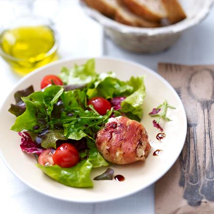 Ziegenkäse im Speckmantel mit Salat Rezept Ziegenkäse im Speckmantel mit Salat Rezept