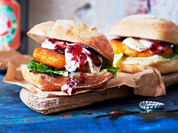Ziegenkäse-Süßkartoffel-Burger mit Preiselbeeren Rezept Ziegenkäse-Süßkartoffel-Burger mit Preiselbeeren Rezept