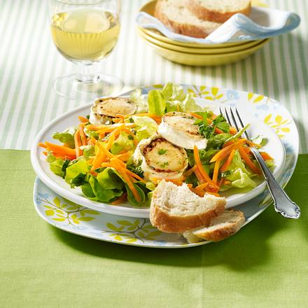 Ziegenkäsetaler auf Möhrensalat Rezept Ziegenkäsetaler auf Möhrensalat Rezept