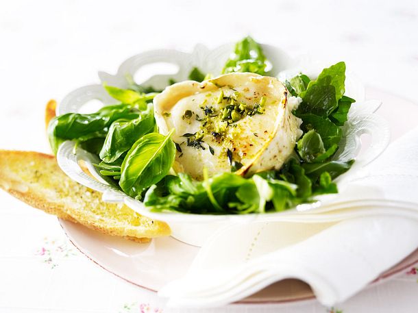 Ziegenkäse auf Basilikum-Rucola-Salat Rezept Ziegenkäse auf Basilikum-Rucola-Salat Rezept