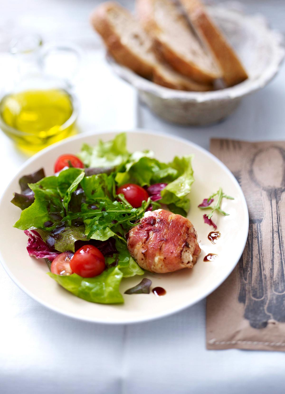 Ziegenkäse im Speckmantel auf Salat Rezept