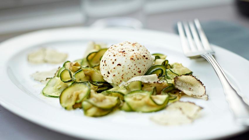 Ziegenkäse mit Zucchini und Sommertrüffeln Rezept - Foto: House of Food / Bauer Food Experts KG