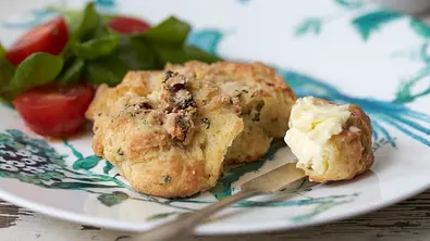 Ziegenkäse-Scones mit getrockneten Tomaten Rezept - Foto: LECKER @ Bauer Media Group