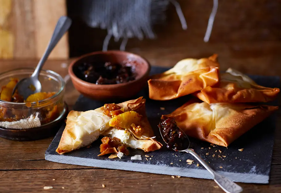 Ziegenkäsetaschen mit Feigenchutney und Ingwer-Pflaumen-Tapenade Rezept Ziegenkäsetaschen mit Feigenchutney und Ingwer-Pflaumen-Tapenade Rezept