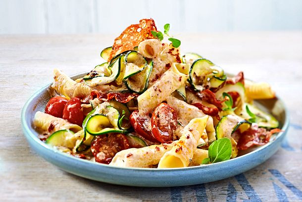 Ziemlich zügige Garganelli mit Salami-Chips Rezept Ziemlich zügige Garganelli mit Salami-Chips Rezept