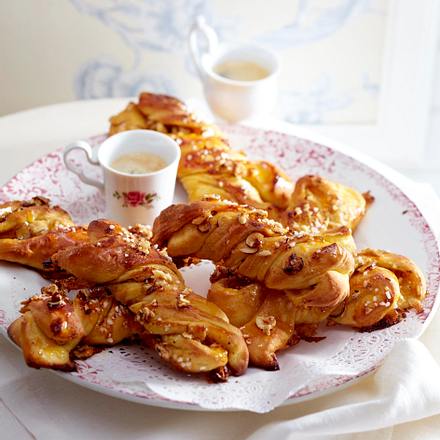 Zimt-Aprikosen-Kordeln mit Haselnüssen Rezept