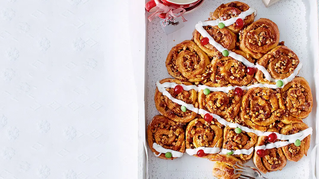 Zimt-Dattel-Schnecken-Tannenbaum Rezept - Foto: LECKER @ Bauer Media Group Zimt-Dattel-Schnecken-Tannenbaum Rezept - Foto: LECKER @ Bauer Media Group