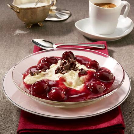 Zimt-Grießcreme mit Schokostückchen und lauwarmem Kirsch-Kompott Rezept