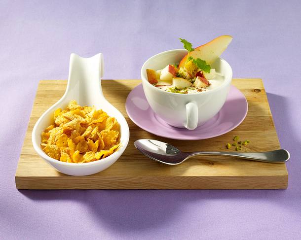 Zimt-Joghurt mit Birnenwürfeln und Pistazien zu Cornflakes Rezept Zimt-Joghurt mit Birnenwürfeln und Pistazien zu Cornflakes Rezept