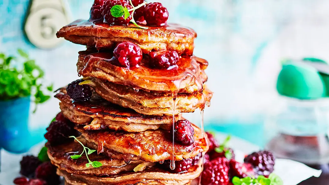 Zimt-Pancake-Turm mit Brombeerkompott Rezept - Foto: LECKER @ Bauer Media Group Zimt-Pancake-Turm mit Brombeerkompott Rezept - Foto: LECKER @ Bauer Media Group