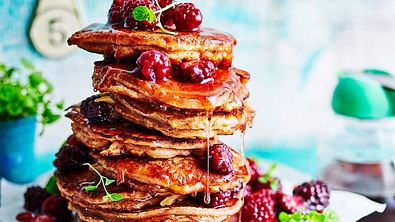Zimt-Pancake-Turm mit Brombeerkompott Rezept - Foto: LECKER @ Bauer Media Group