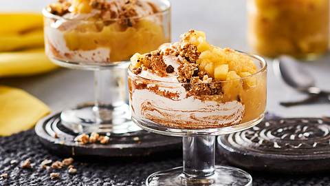 Zimtcreme mit Apfelkompott und Crunch-Hokuspokus Rezept - Foto: House of Food / Bauer Food Experts KG