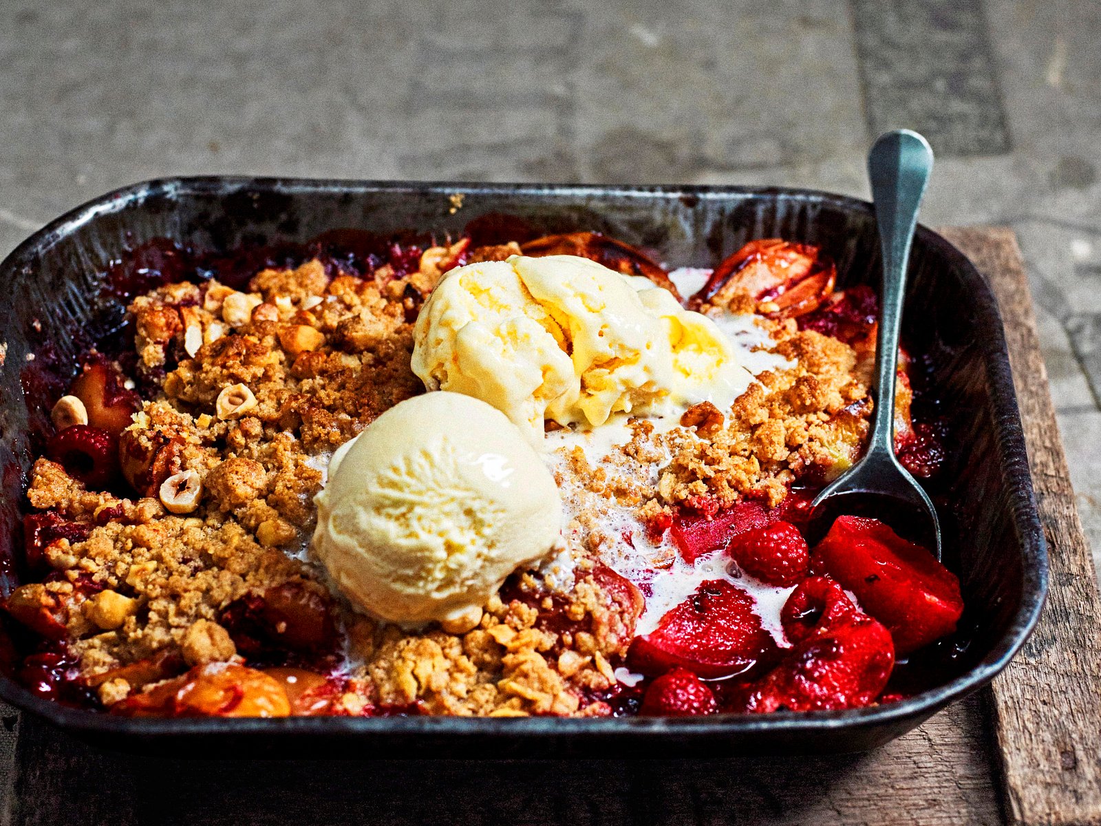 Zimtiger Crumble mit Vanilleeis Rezept | LECKER
