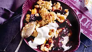 Zimtiger Crumbletraum mit Apfel, Pflaume und Ingwer Rezept - Foto: LECKER @ Bauer Media Group Zimtiger Crumbletraum mit Apfel, Pflaume und Ingwer Rezept - Foto: LECKER @ Bauer Media Group