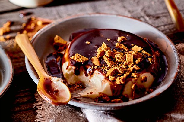 Zimtpannacotta mit Schokoladen-Pflaumensoße Rezept Zimtpannacotta mit Schokoladen-Pflaumensoße Rezept