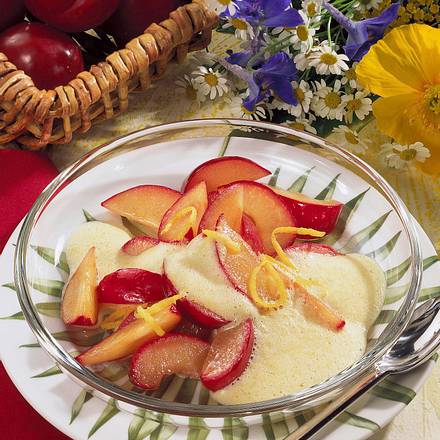 Zimtpflaumen zu Eierlikör-Schaum Rezept Zimtpflaumen zu Eierlikör-Schaum Rezept